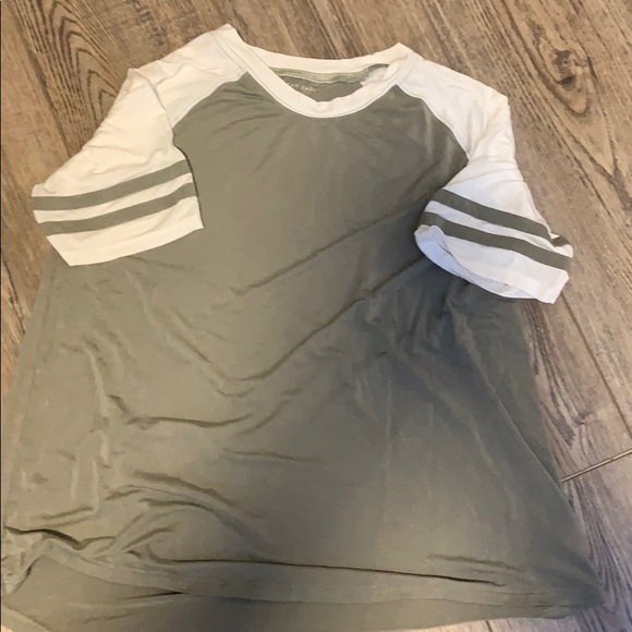 American Eagle Outfitters Tops - Cute green baseball tee style